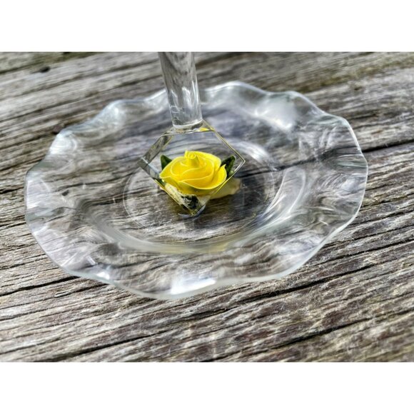 Vintage 1960s Reversed carved Lucite Yellow rose ring holder trinket Dish - Picture 9 of 10